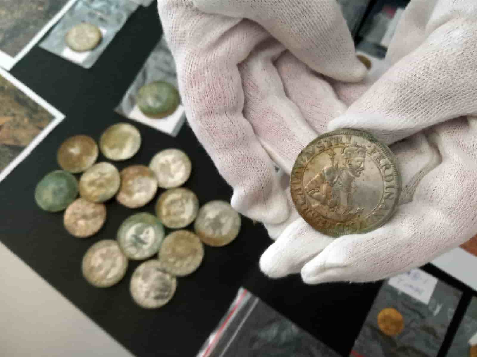 Nečekaný poklad objevený na zahradě: Manželé zbohatli díky zlatým mincím