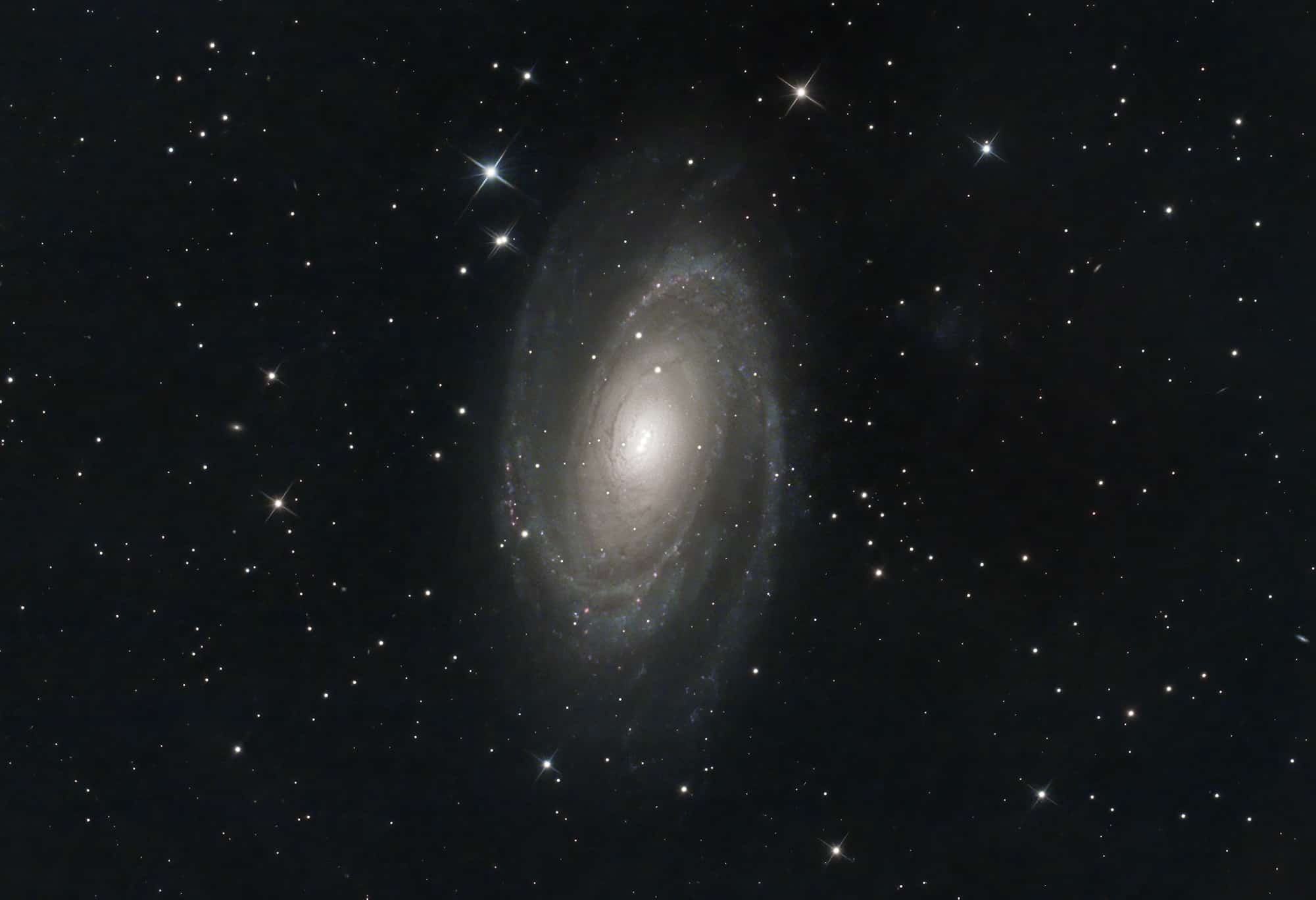 Tajemná galaxie M81: Jak spirální útvar odhaluje dějiny vesmíru