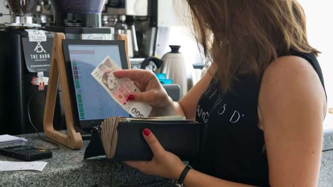 Tajné přirážky v restauracích: Znáte skryté taktiky podniků?